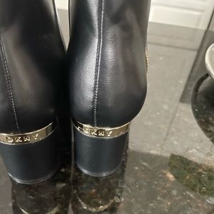 DKNY LEATHER BOOTS. SIZE 8. Never worn